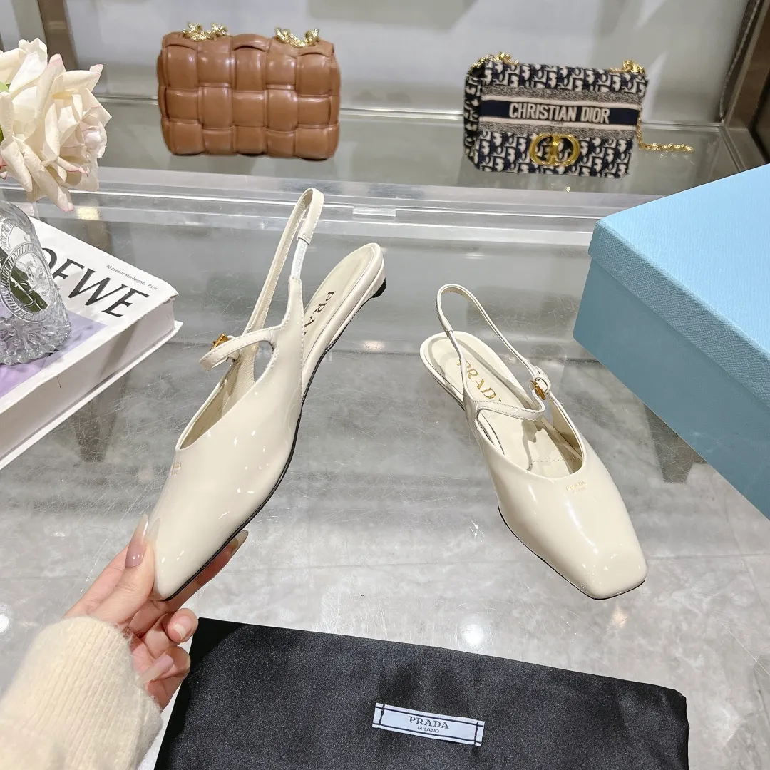 👟👟Ex-factory price 500👟👟 25-year new model launched on the catwalk star's new fashion trend [PRADA] square toe high heel square heel thick heel sandal back empty single shoe. ✨✨The upper is made of imported cow patent leather, the open edge beads and the inner pads are made of imported sheepskin, and the Italian injection molded leather outsole. ⚠️3 heel heights: flat, 5.5cm, 8.3cm. 🐎size: 35-40 (41 can be customized, non-refundable)